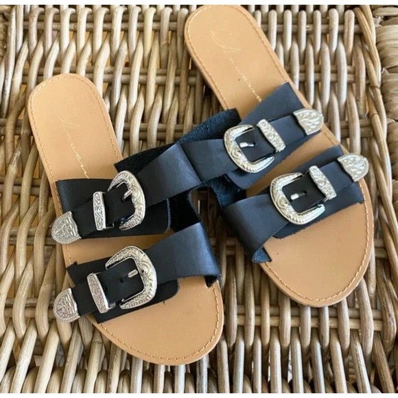 靴 MEDI WESTERN BUCKLE SANDALS Cool Girl Studded Western Buckle Sandals | Windsor